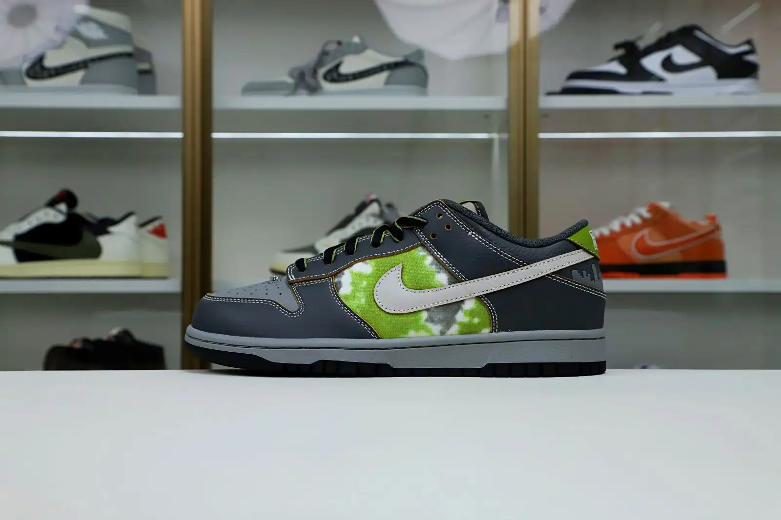 Kimikick HUF NIKE SB DUNK LOW FRIENDS AND FAMILY