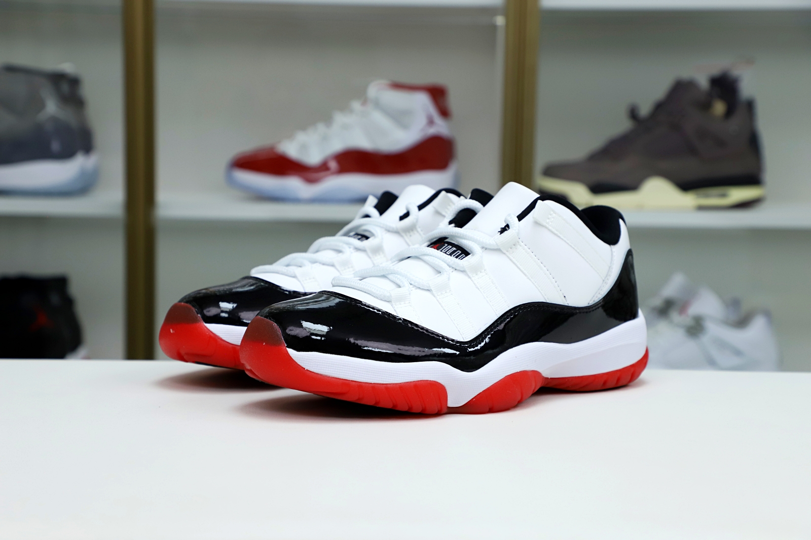 Kimi kick AIR JORDAN 11 LOW WHITE BRED