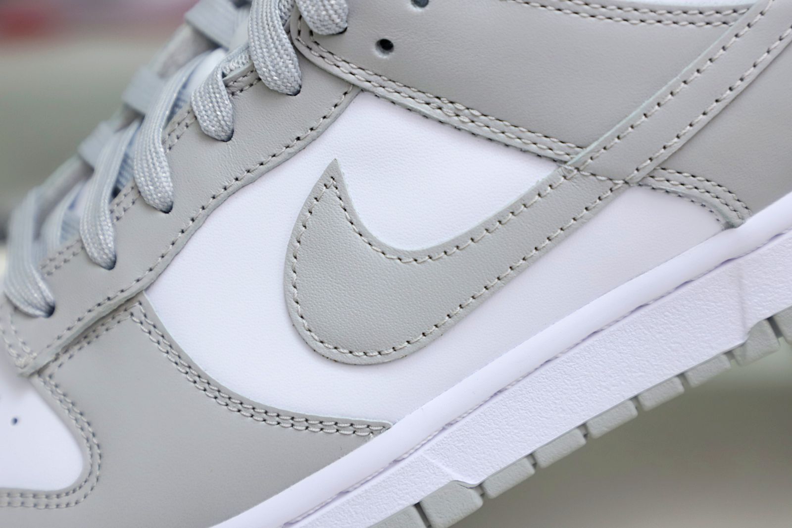 Kimi kick Nike Dunk Low Retro  Grey Fog