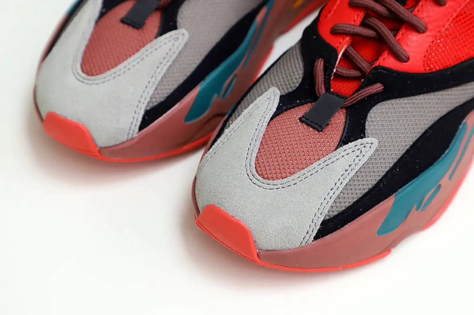 Kimikick YEEZY BOOST 700 HI-RES RED HQ6979