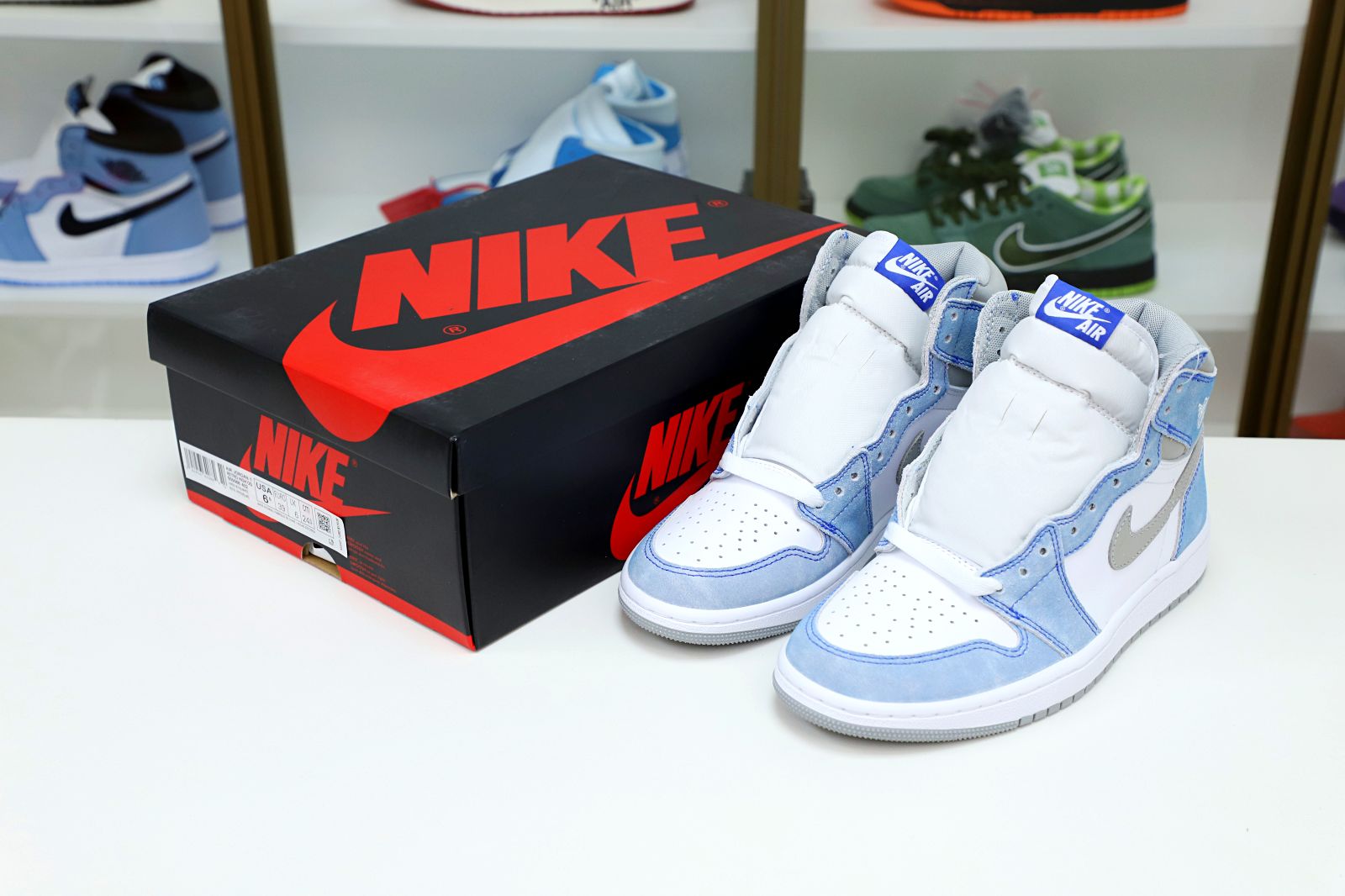 Kimi kick AIR JORDAN 1 RETRO HIGH OG 'HYPER ROYAL'