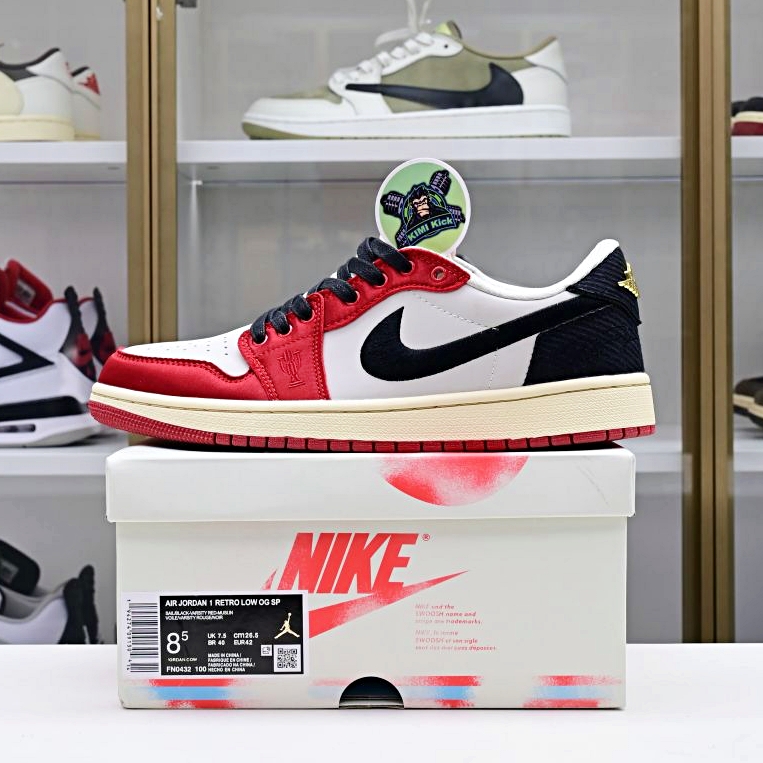 Kimi kick Trophy Room x Jordan Air Jordan 1 Low OG “Away”