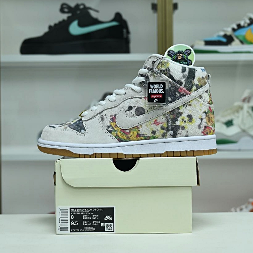 Kimi kick Supreme x Nike Dunk SB High  