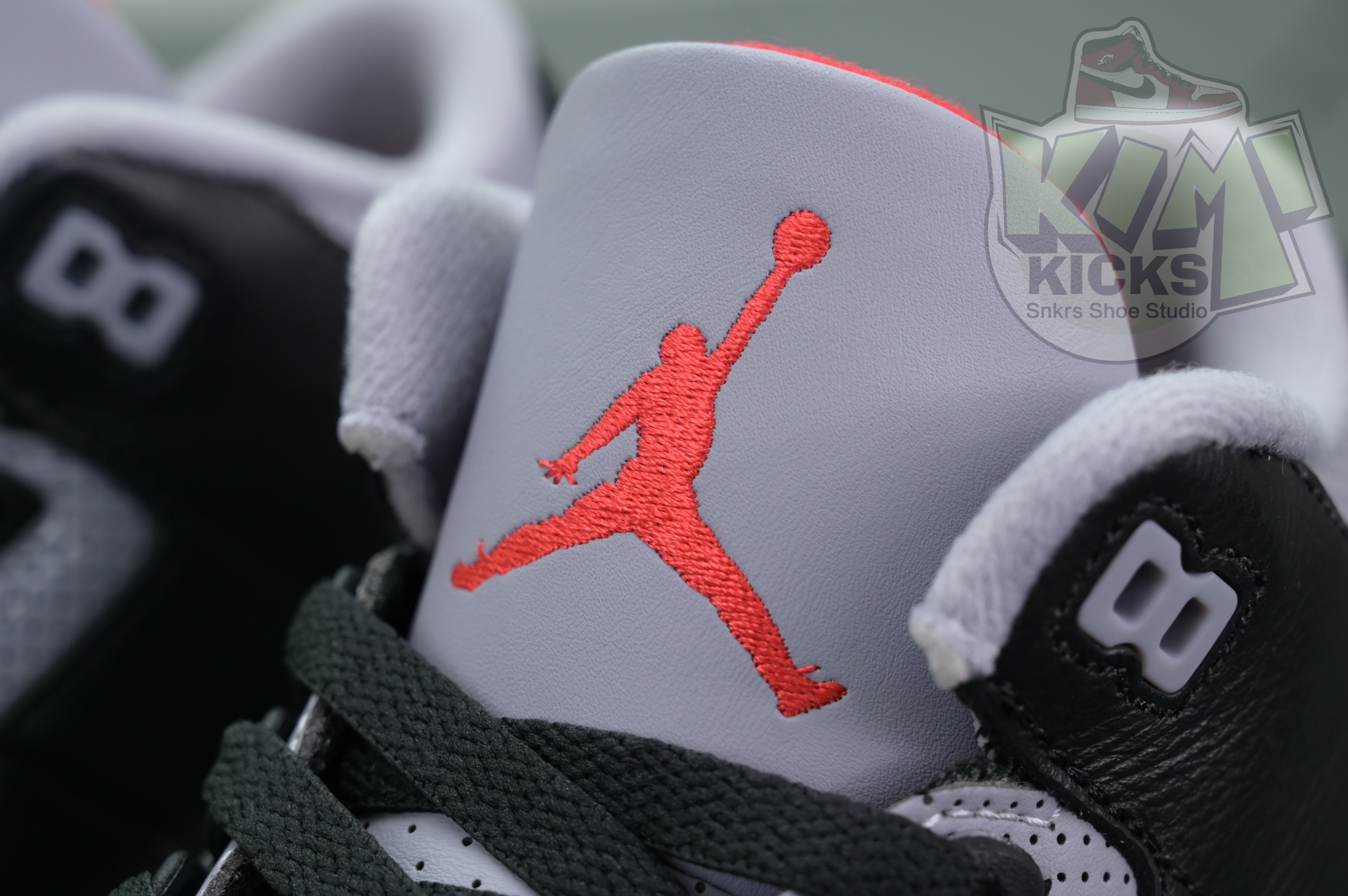 Kimi kick Air Jordan 3“Black Cement Reimagined”