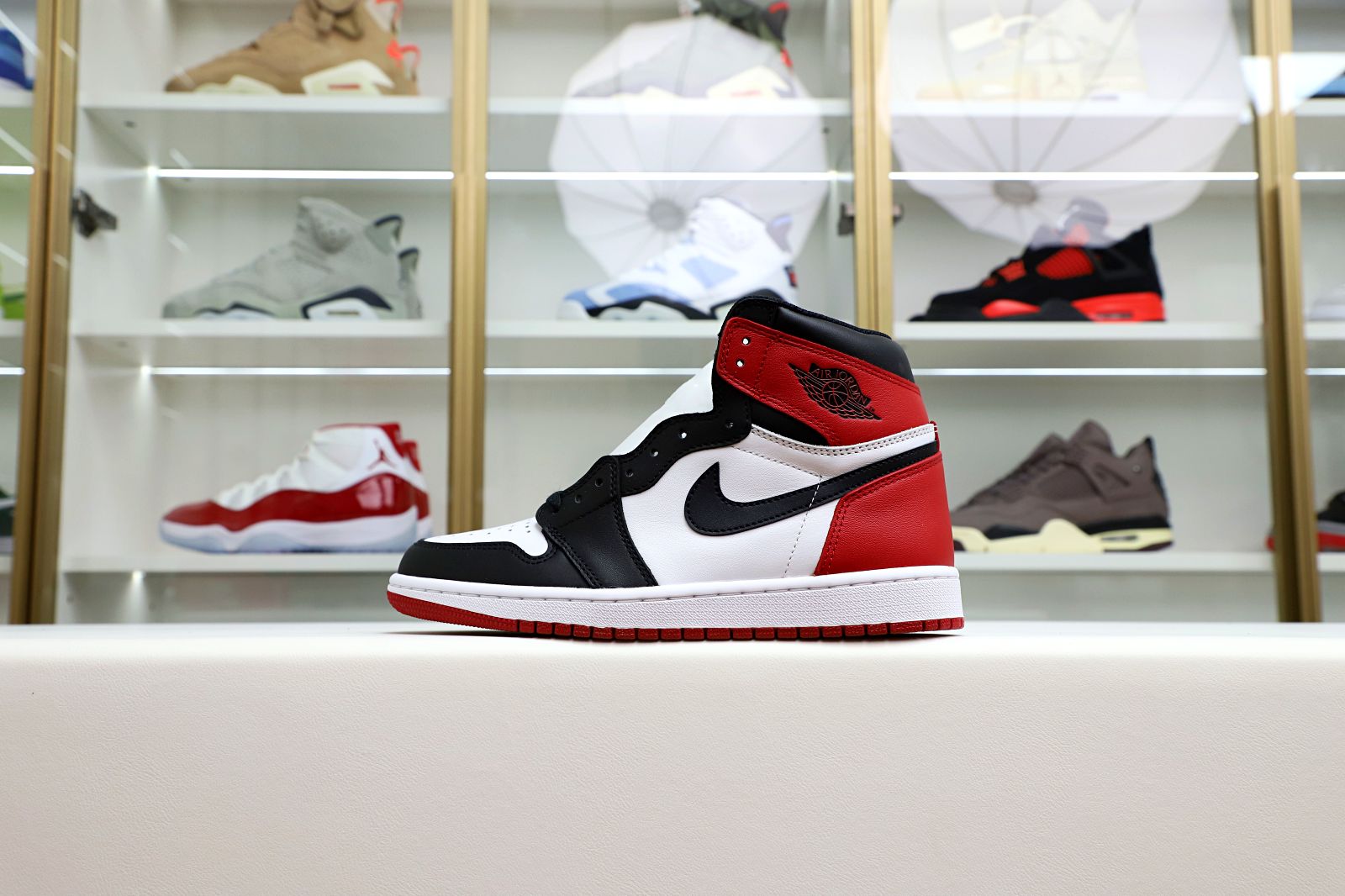 Kimi kick Air Jordan 1 Retro Black Toe (2016)