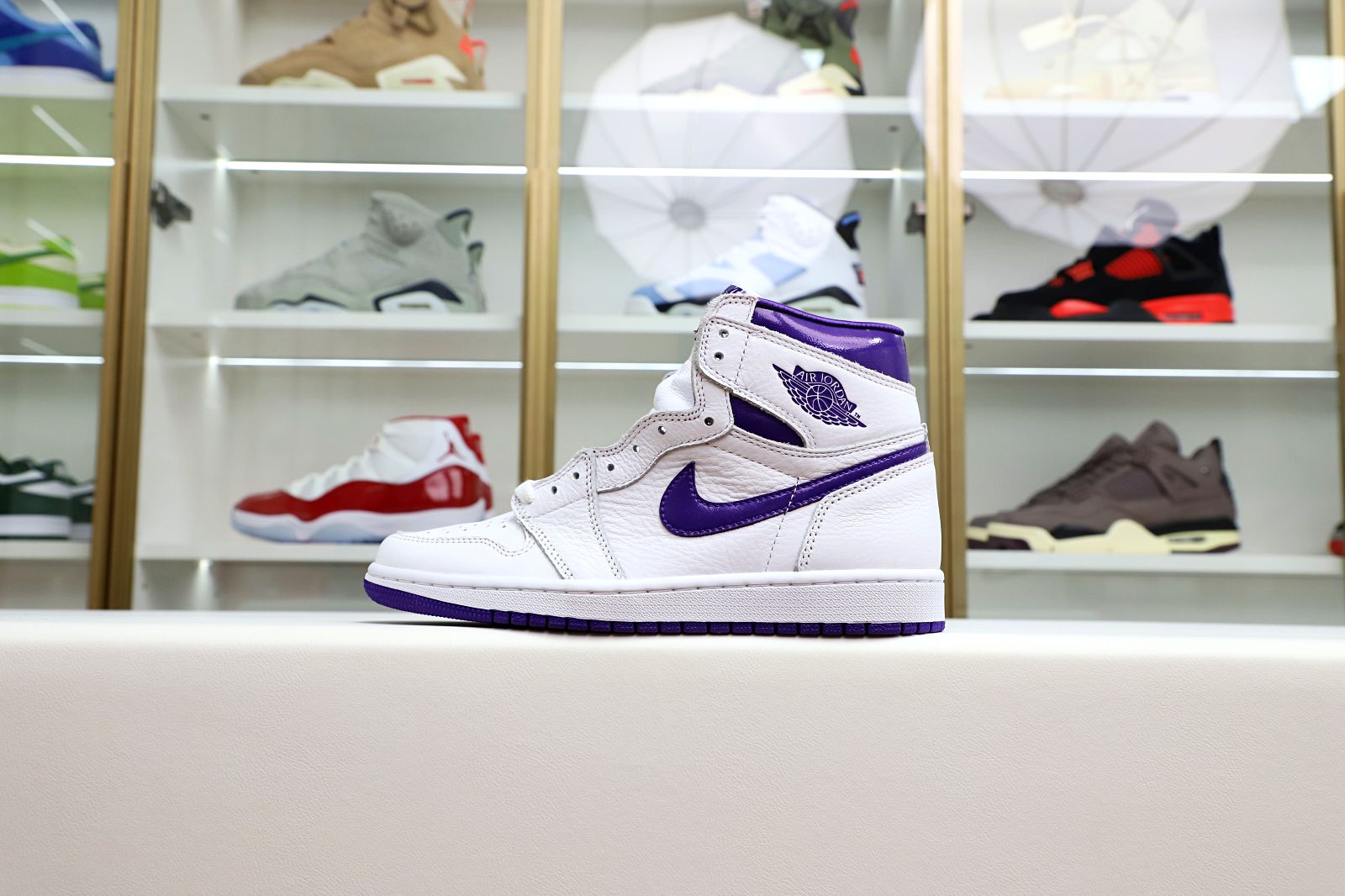 Kimi kick Air Jordan 1 High OG Court Purple