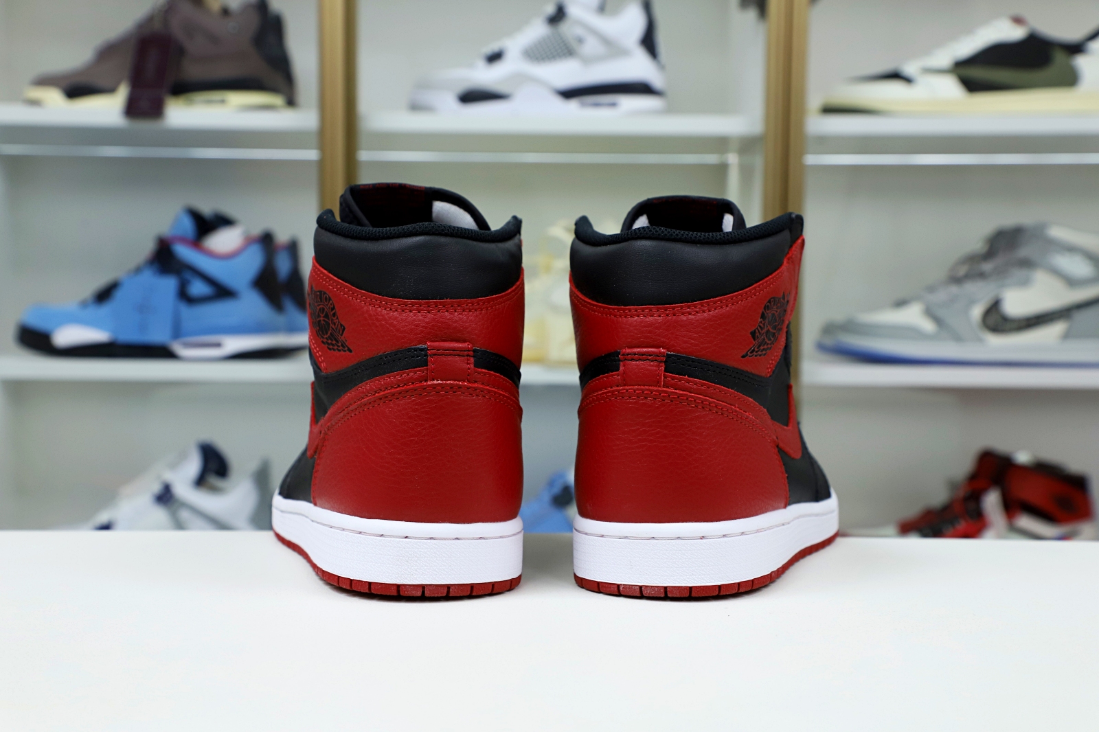 Kimi kick AIR JORDAN 1 RETRO HIGH OG 'BRED'