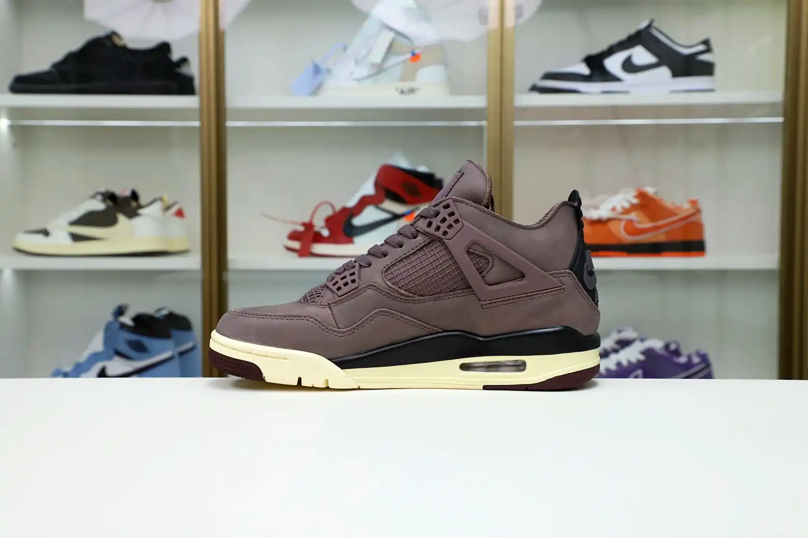 Reps Kimi kick AIR JORDAN 4 AM