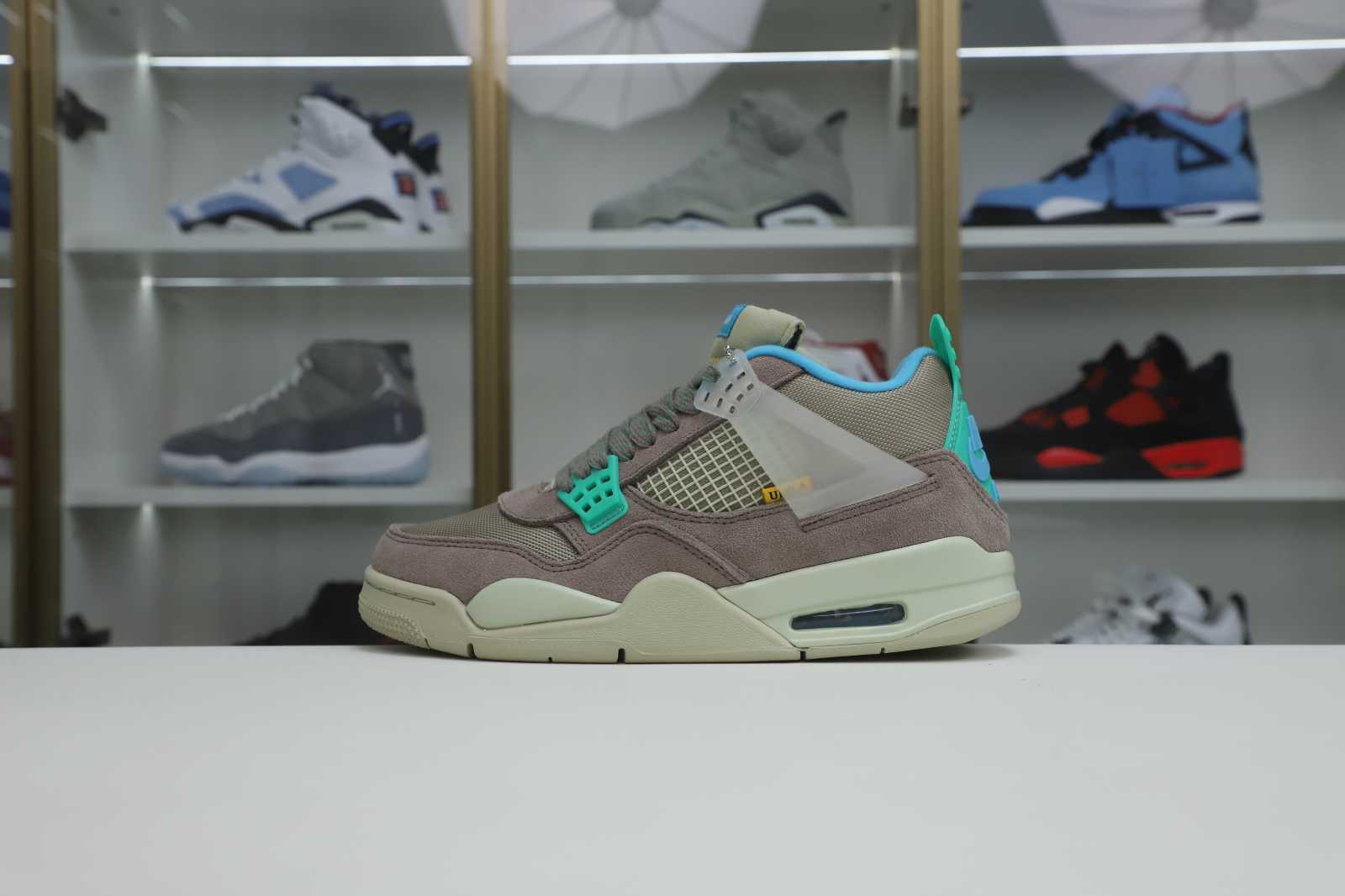 Kimi kick UNION LA X AIR JORDAN 4 RETRO 'TAUPE HAZE'