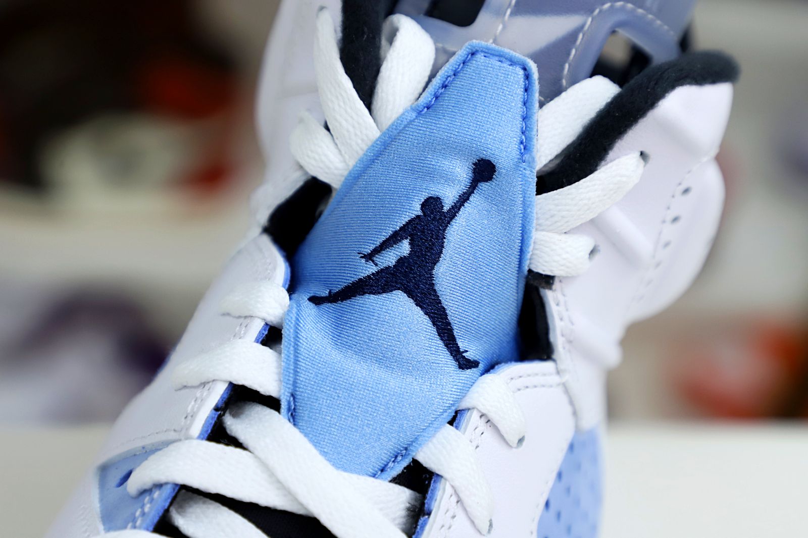 Kimi kick AIR JORDAN 6 RETRO 'UNC HOME'