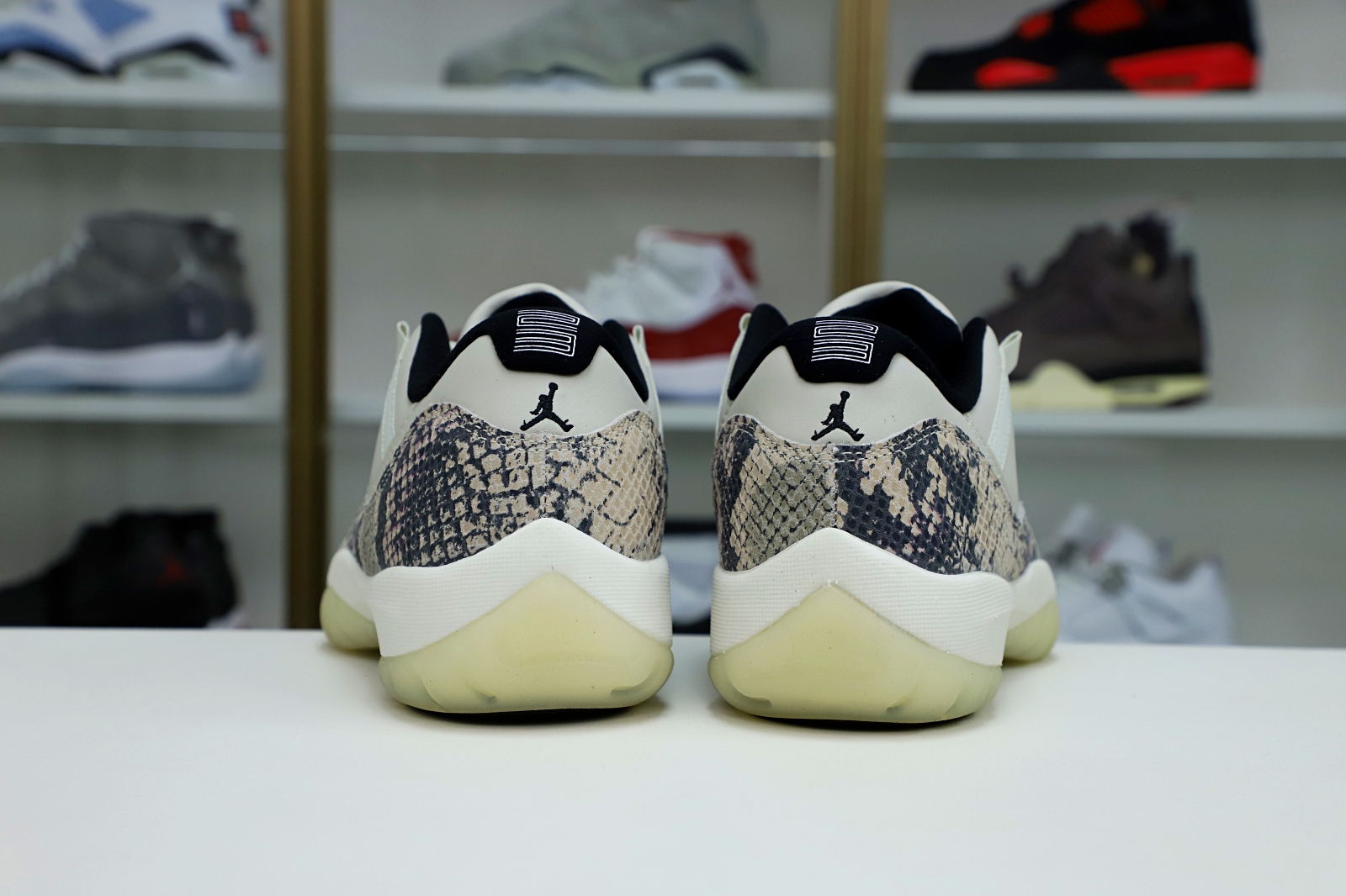 Kimi kick AIR JORDAN 11 LOW SNAKESKIN LIGHT BONE