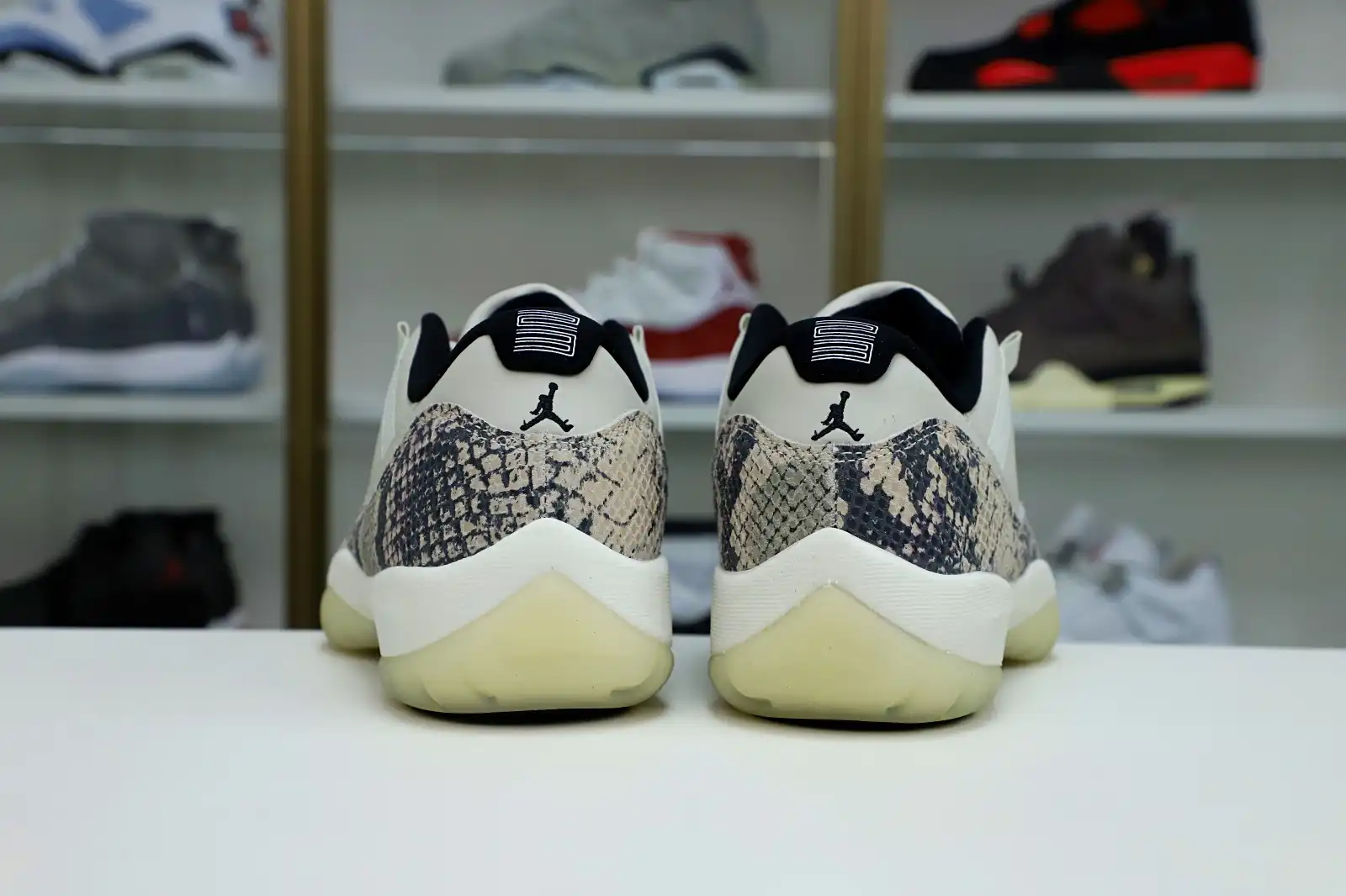 Kimikick AIR JORDAN 11 LOW SNAKESKIN LIGHT BONE