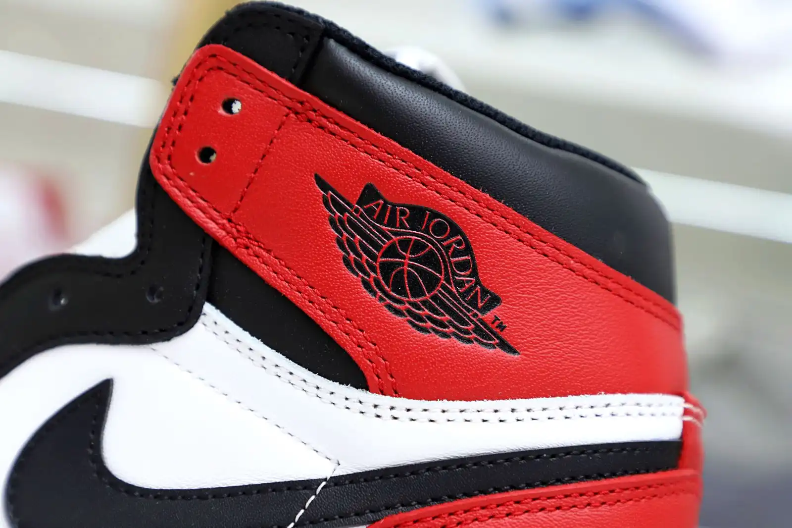 Reps Kimi kick Air Jordan 1 Retro Black Toe (2016)