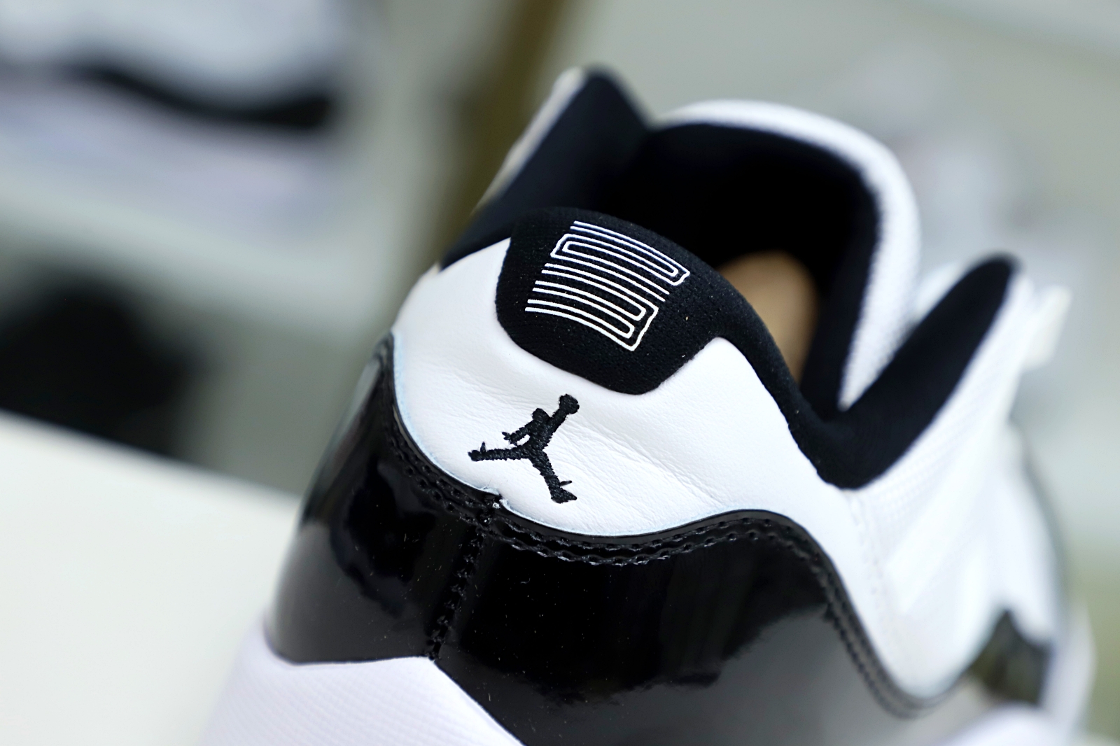 Kimi kick AIR JORDAN 11 RETRO LOW CONCORD