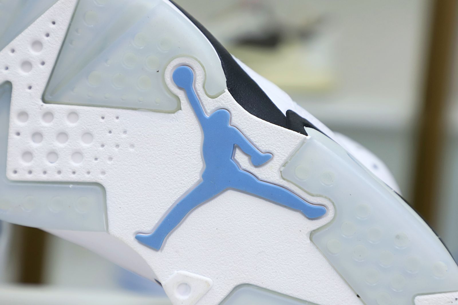 Kimi kick AIR JORDAN 6 RETRO 'UNC HOME'