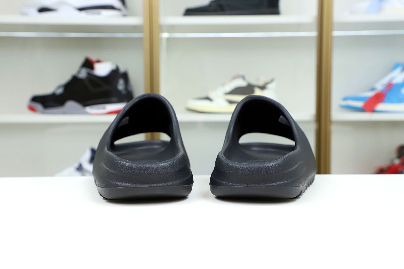 Kimi kick YEEZY SLIDE ONYX