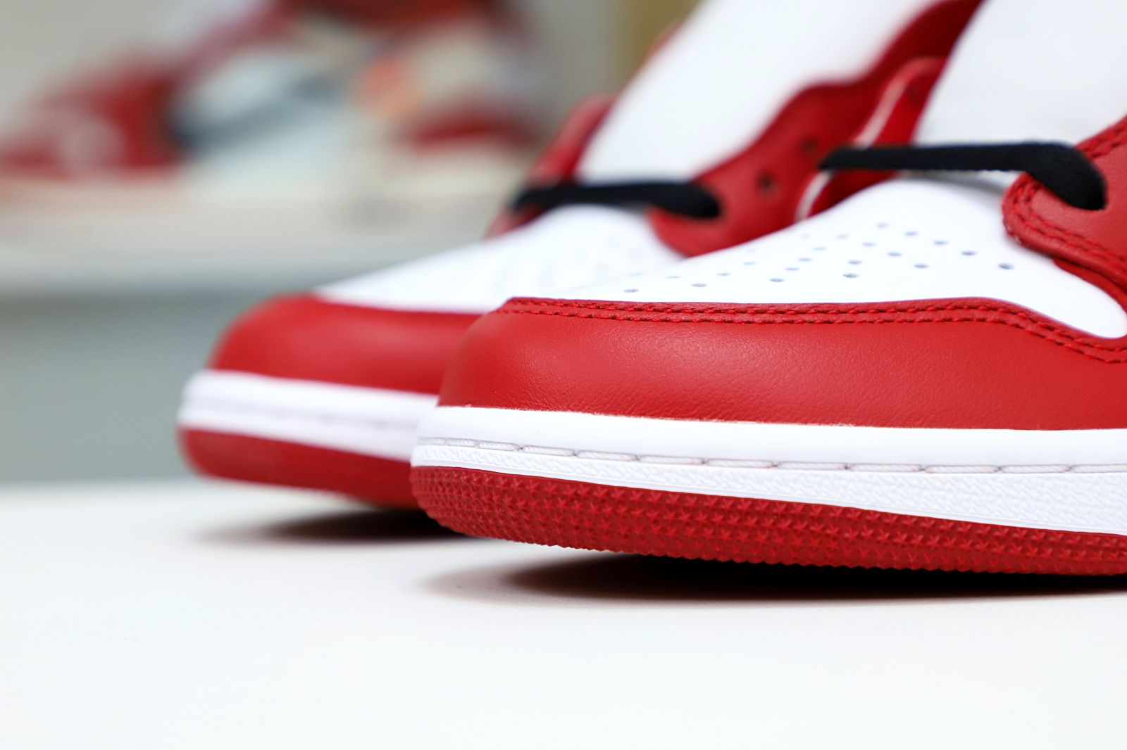 Kimi kick AIR JORDAN 1 RETRO HIGH OG 'CHICAGO' 2015