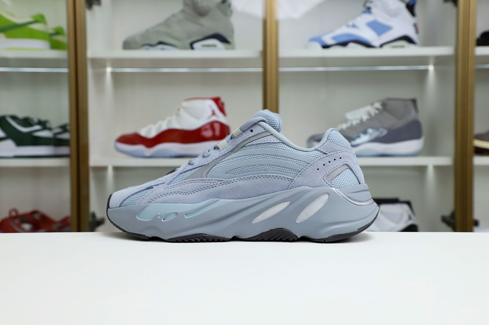 Kimi kick Yeezy boost 700 v2 hospita blue