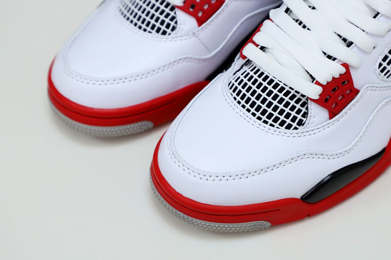 Kimi kick AIR JORDAN 4 RETRO 'FIRE RED' 2012