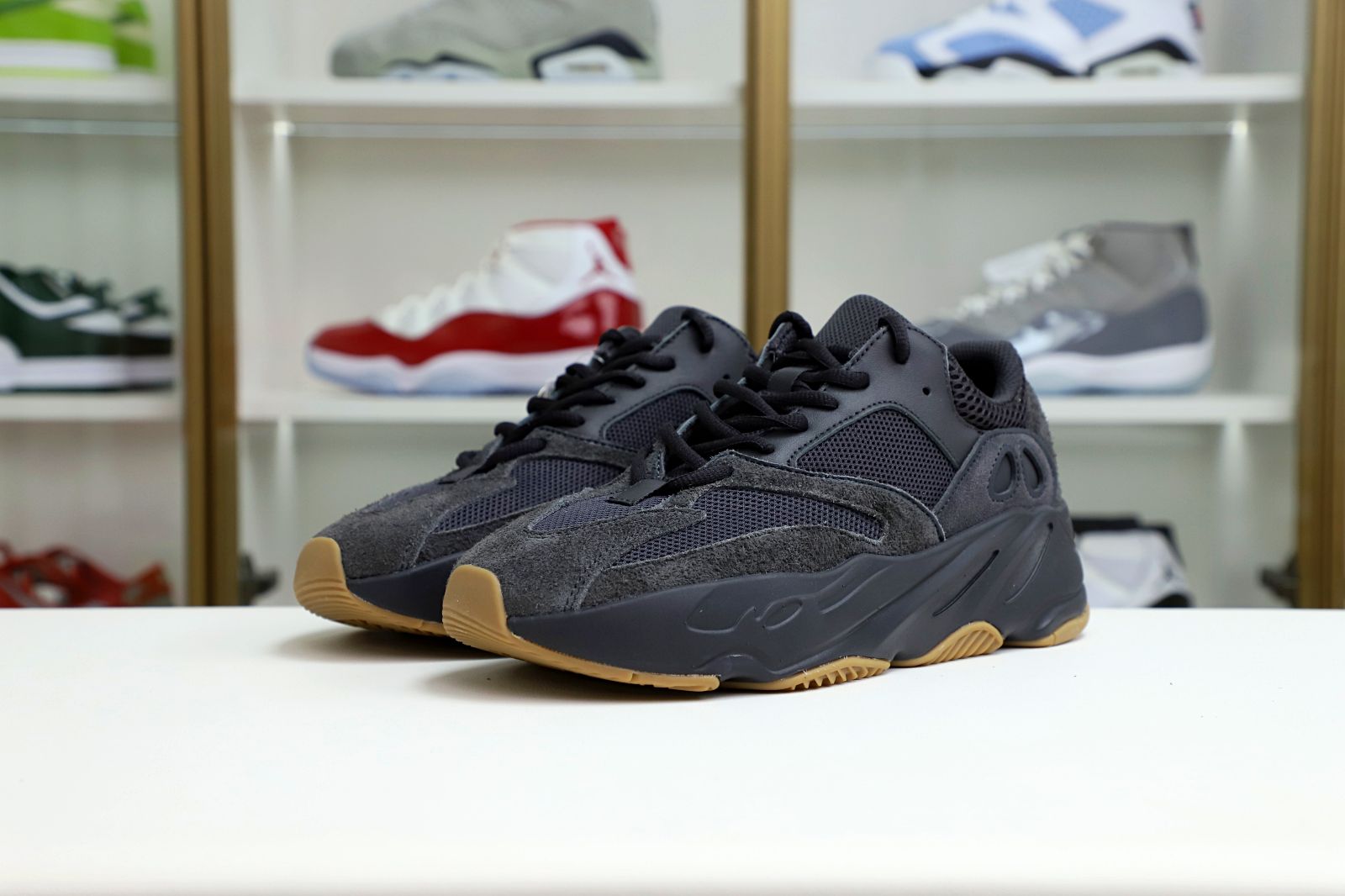 Kimi kick YEEZY BOOST 700 'UTILITY BLACK'