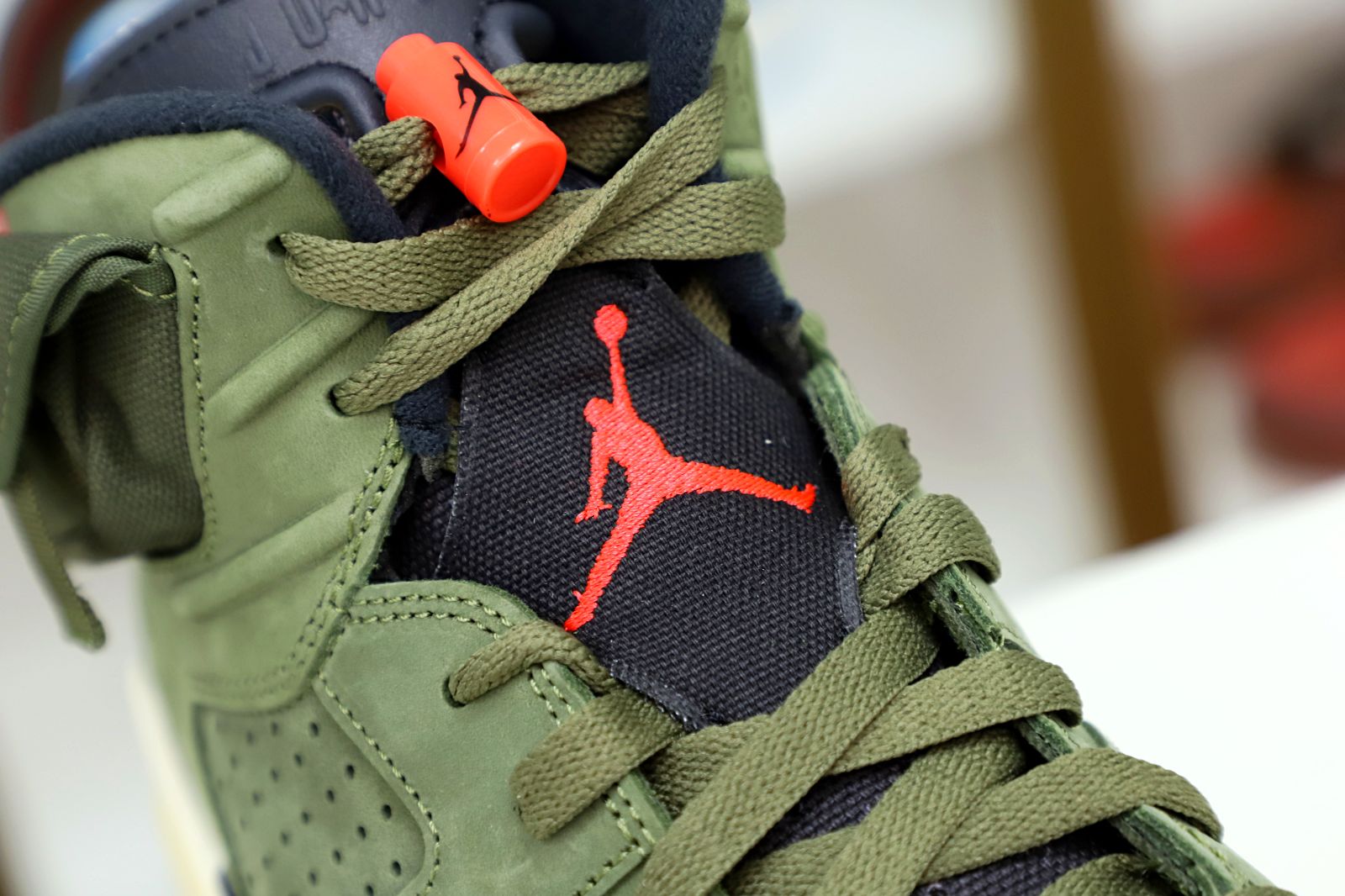 Kimi kick TRAVIS SCOTT X AIR JORDAN 6 RETRO 'OLIVE'