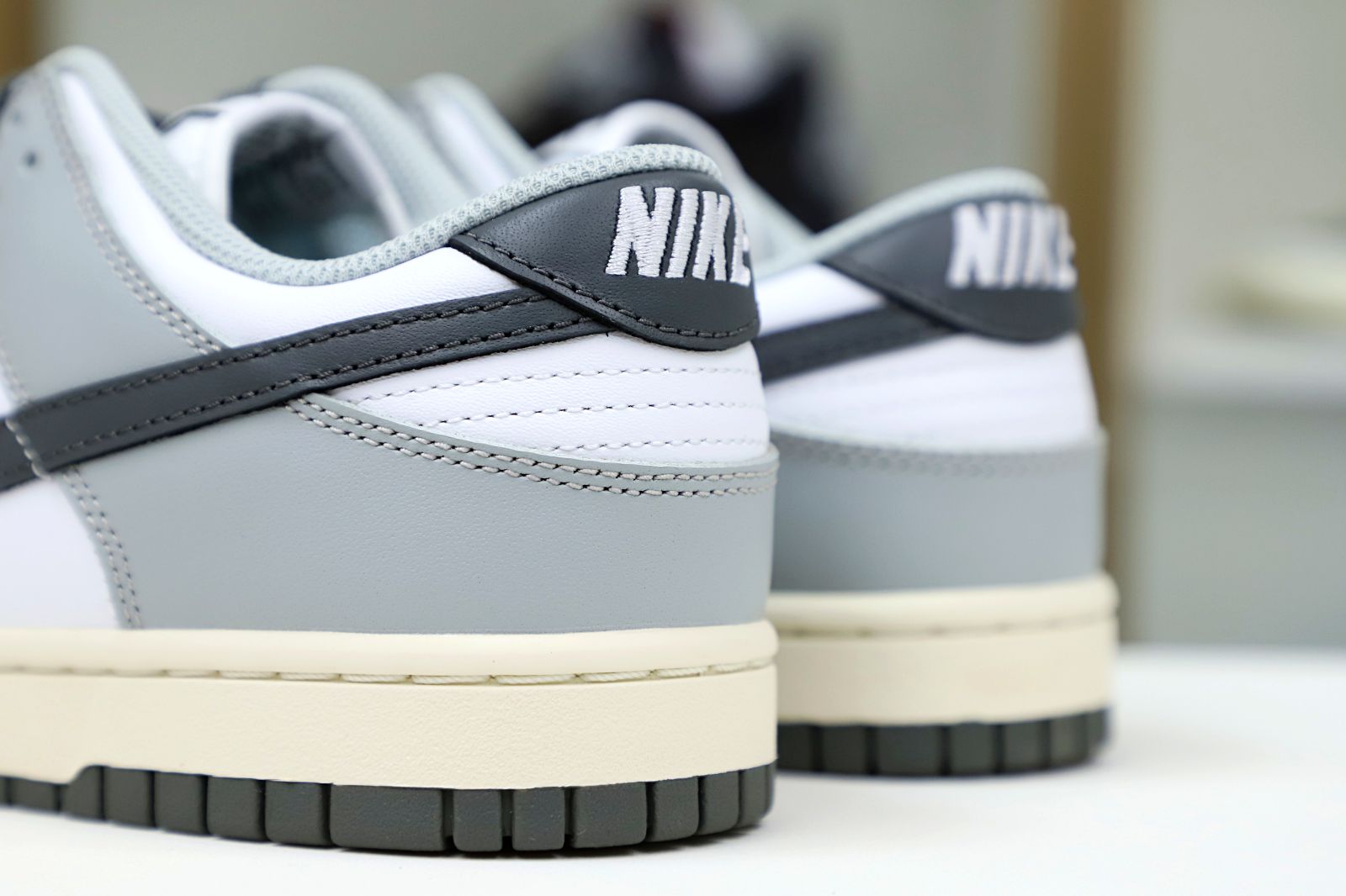 Kimi kick Nike Dunk Low  Light Smoke Grey