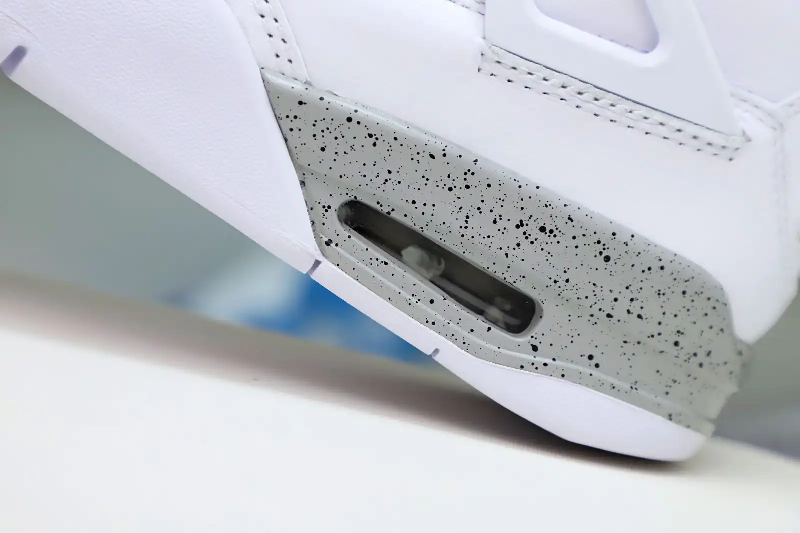 Reps Kimi kick AIR JORDAN 4 RETRO 'WHITE OREO'