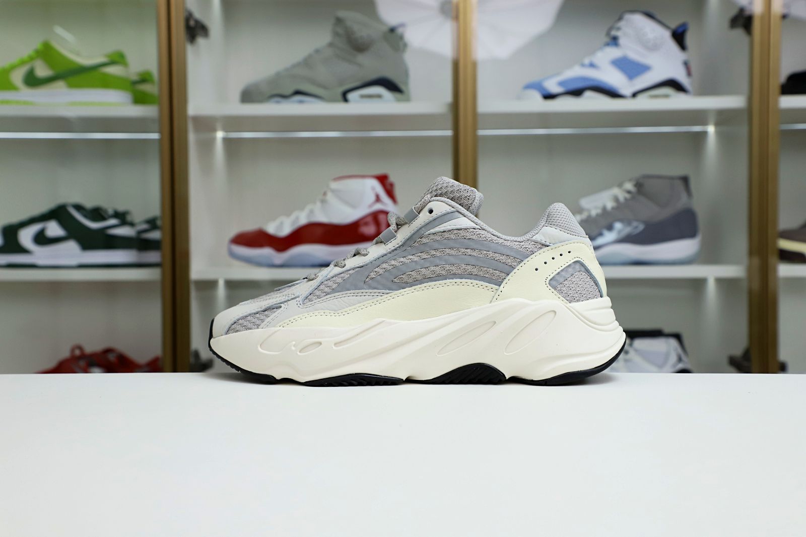 Kimi kick YEEZY BOOST 700 V2 'CREAM'