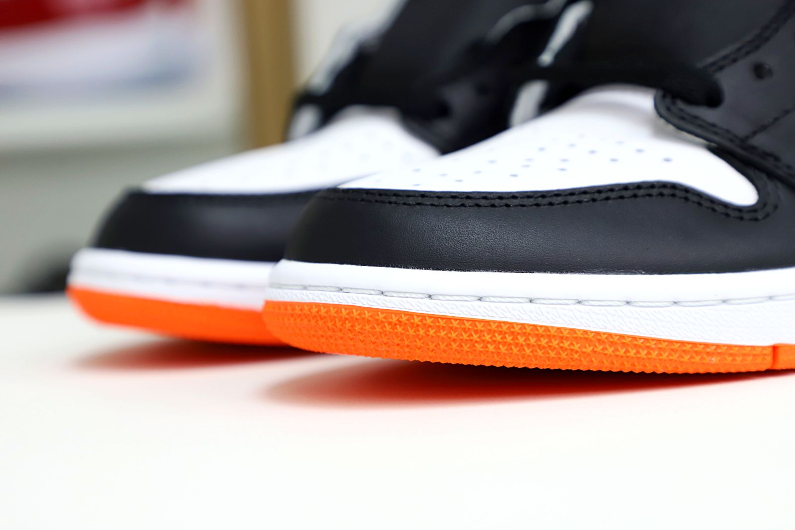 Kimi kick Air Jordan 1 Retro High OG Electro Orange'