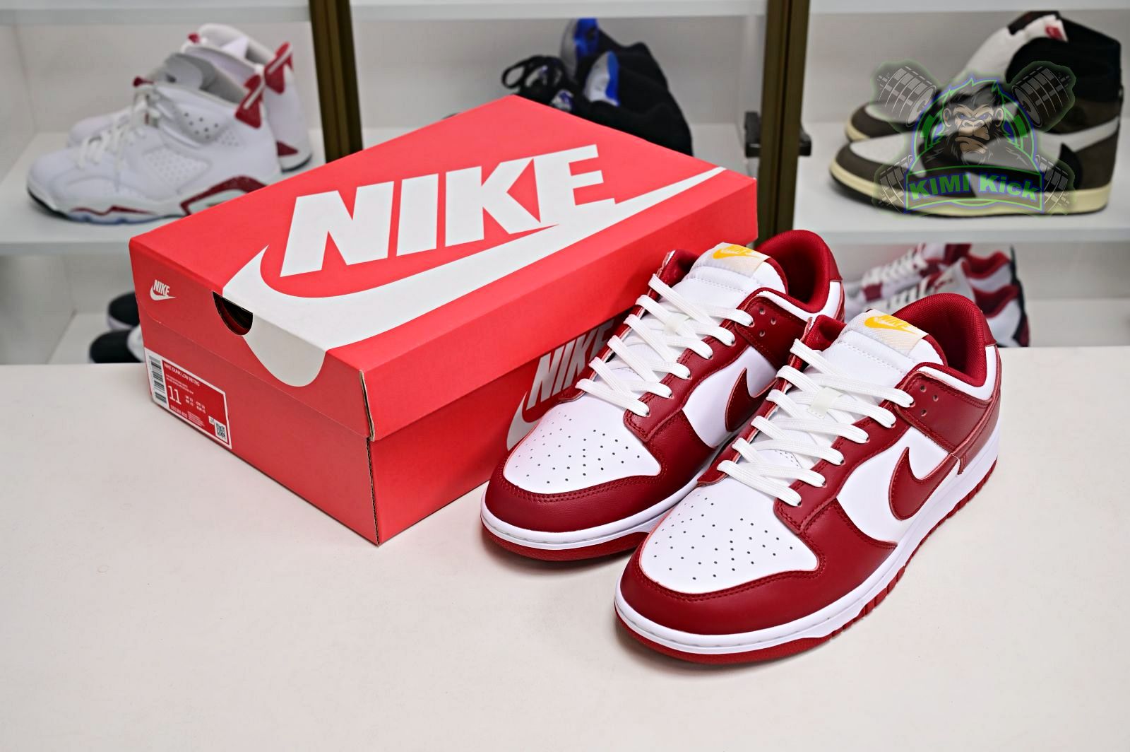 Kimi kick Nike Dunk Low Retro