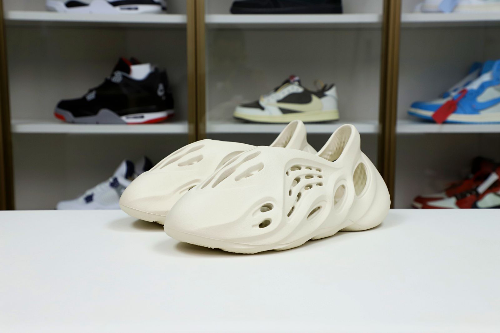 Kimi kick YEEZY FOAM RUNNER 'ARARAT'