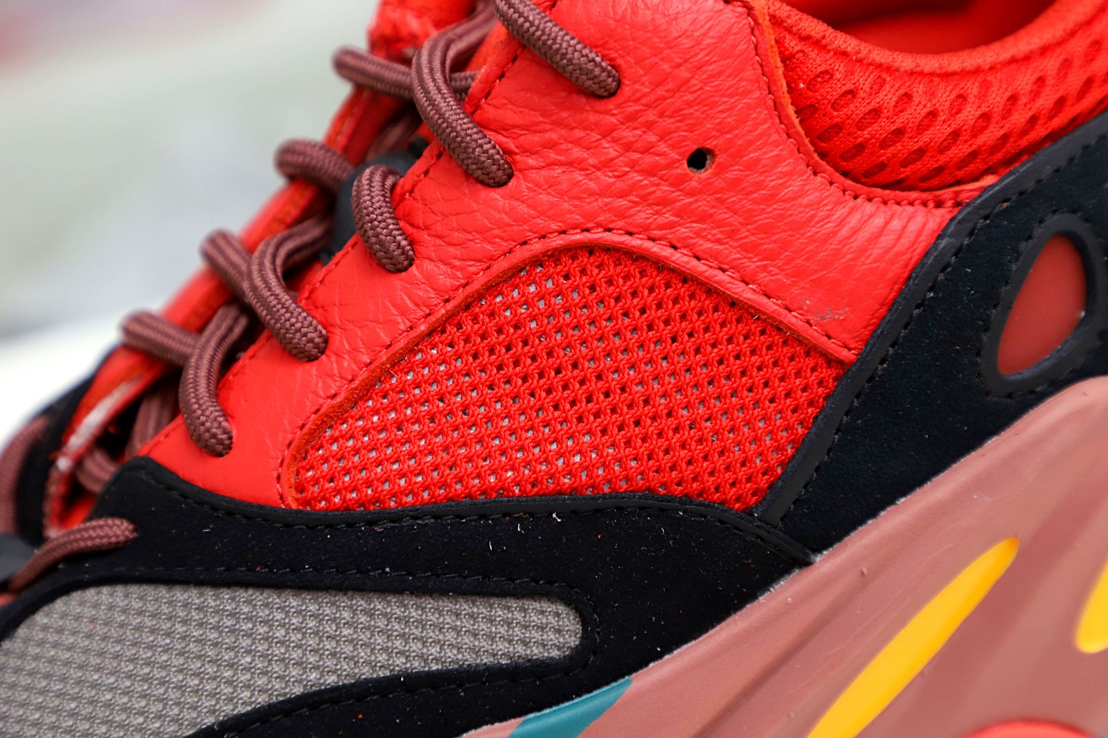 Kimi kick YEEZY BOOST 700 HI-RES RED HQ6979