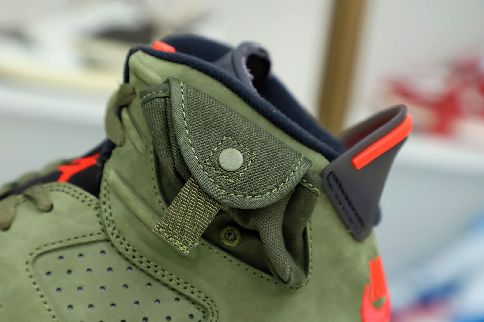 Kimi kick TRAVIS SCOTT X AIR JORDAN 6 RETRO 'OLIVE'