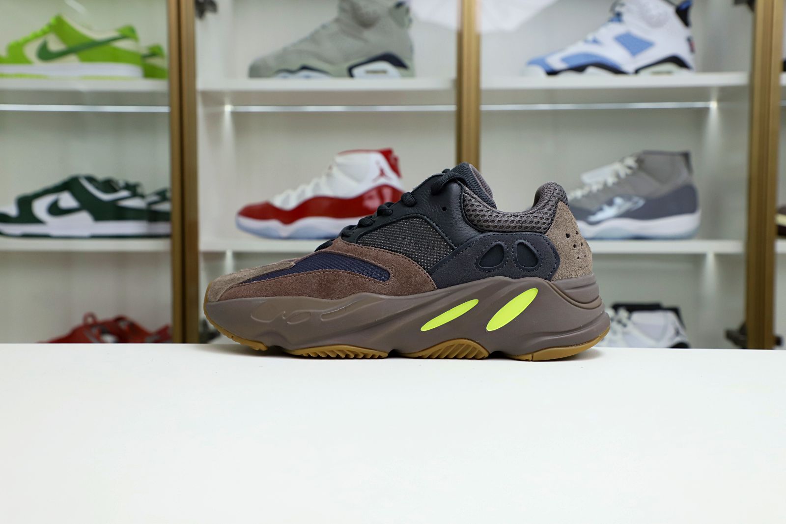 Kimi kick YEEZY BOOST 700 'MAUVE'