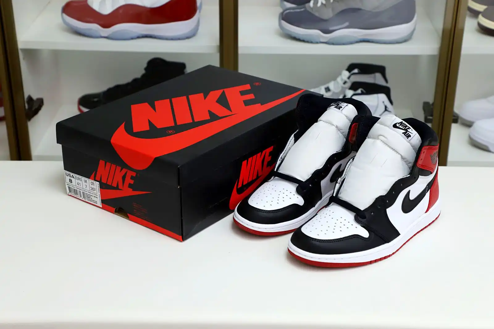 Reps Kimi kick Air Jordan 1 Retro Black Toe (2016)