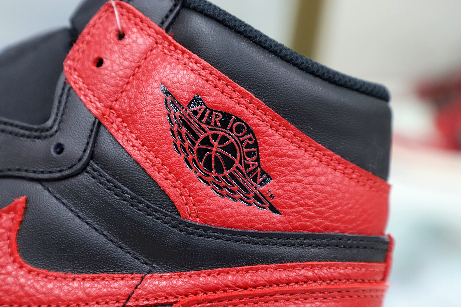 Kimi kick AIR JORDAN 1 RETRO HIGH OG 'BRED'