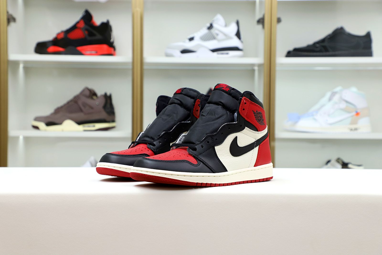 Kimi kick AIR JORDAN 1 RETRO HIGH OG 'BRED TOE'