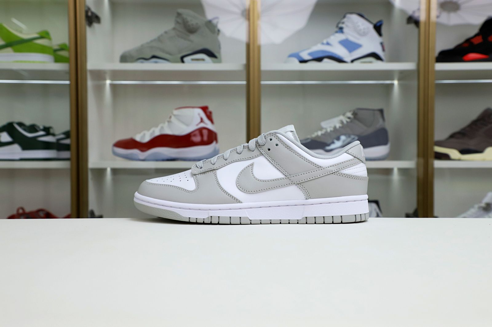 Kimi kick Nike Dunk Low Retro  Grey Fog