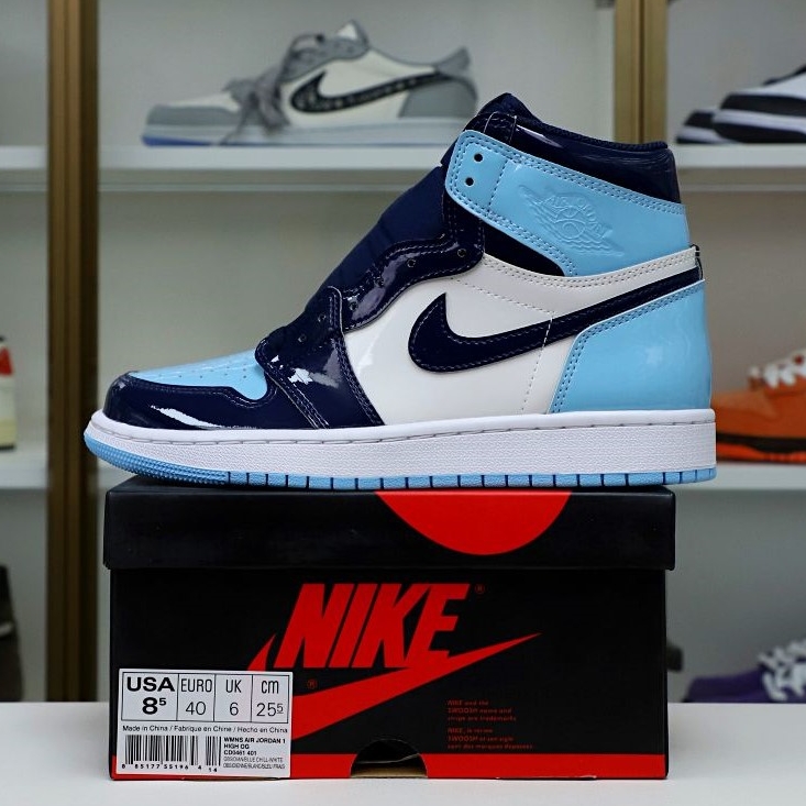 Kimi kick WMNS AIR JORDAN 1 RETRO HIGH OG 'BLUE CHILL'