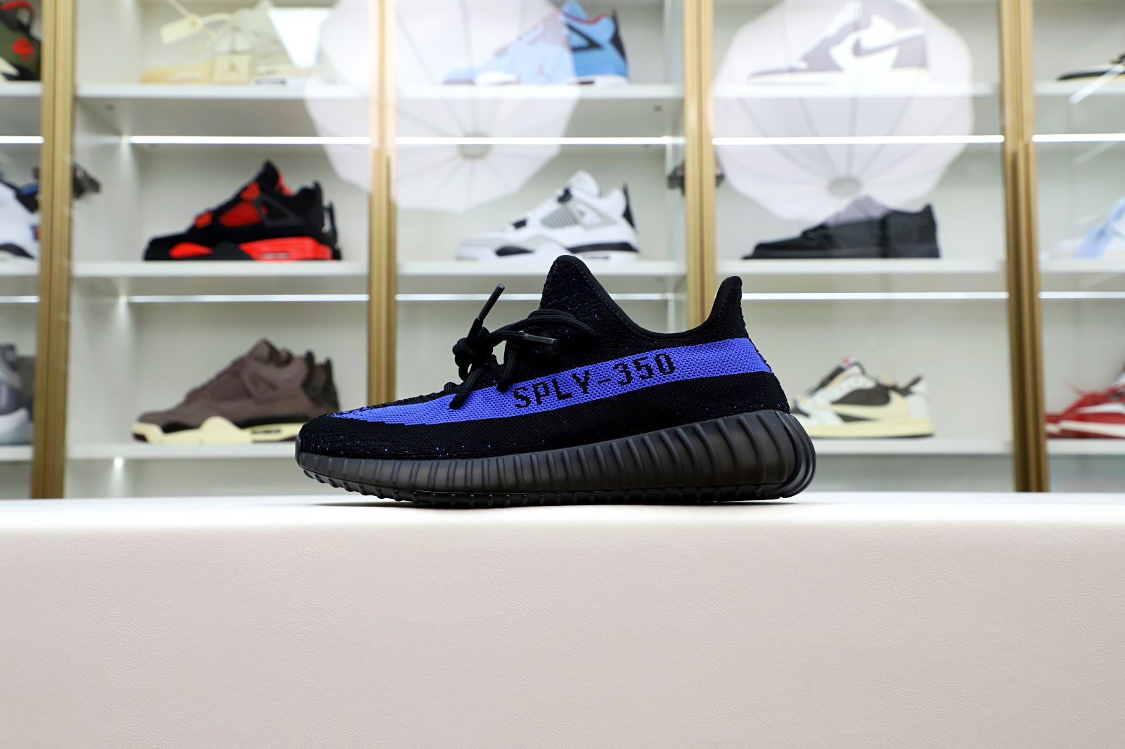 Kimi kick YEEZY BOOST 350 V2 'DAZZLING BLUE'