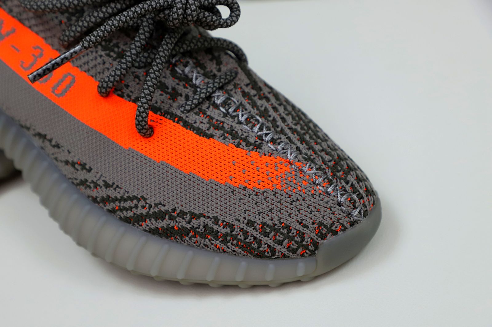 Kimi kick YEEZY BOOST 350 V2 'BELUGA'