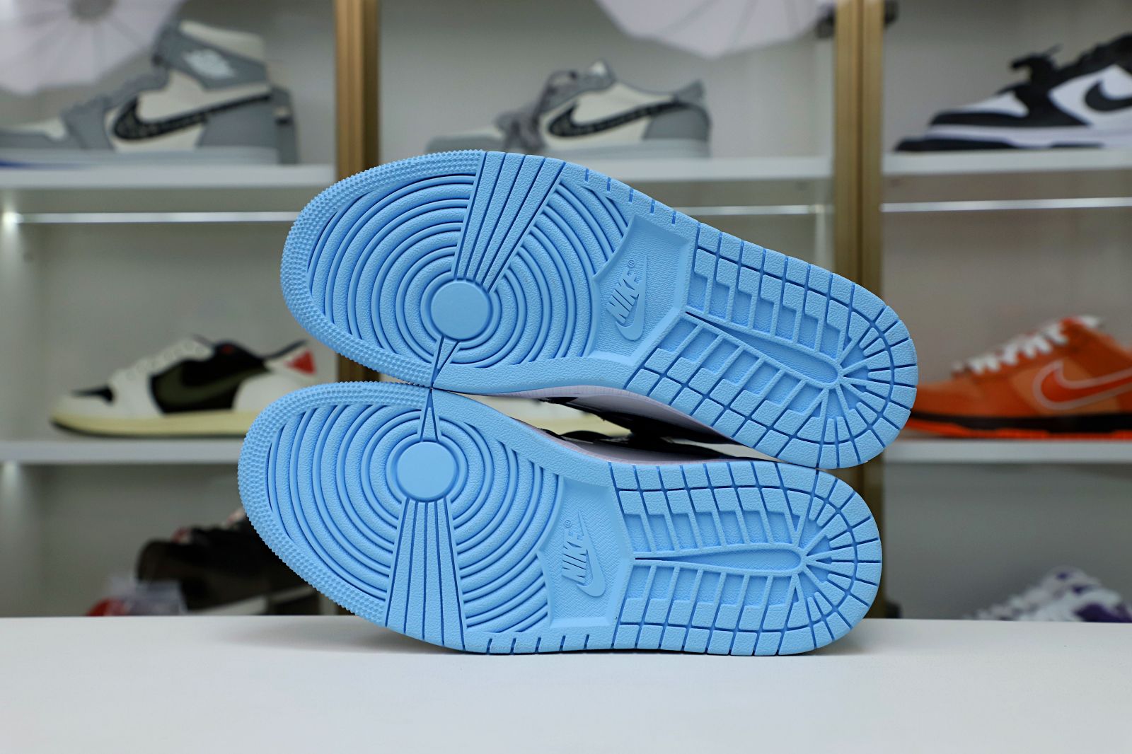 Kimi kick WMNS AIR JORDAN 1 RETRO HIGH OG 'BLUE CHILL'