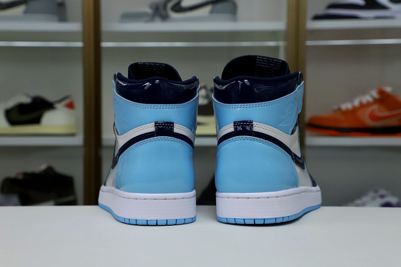 Kimi kick WMNS AIR JORDAN 1 RETRO HIGH OG 'BLUE CHILL'