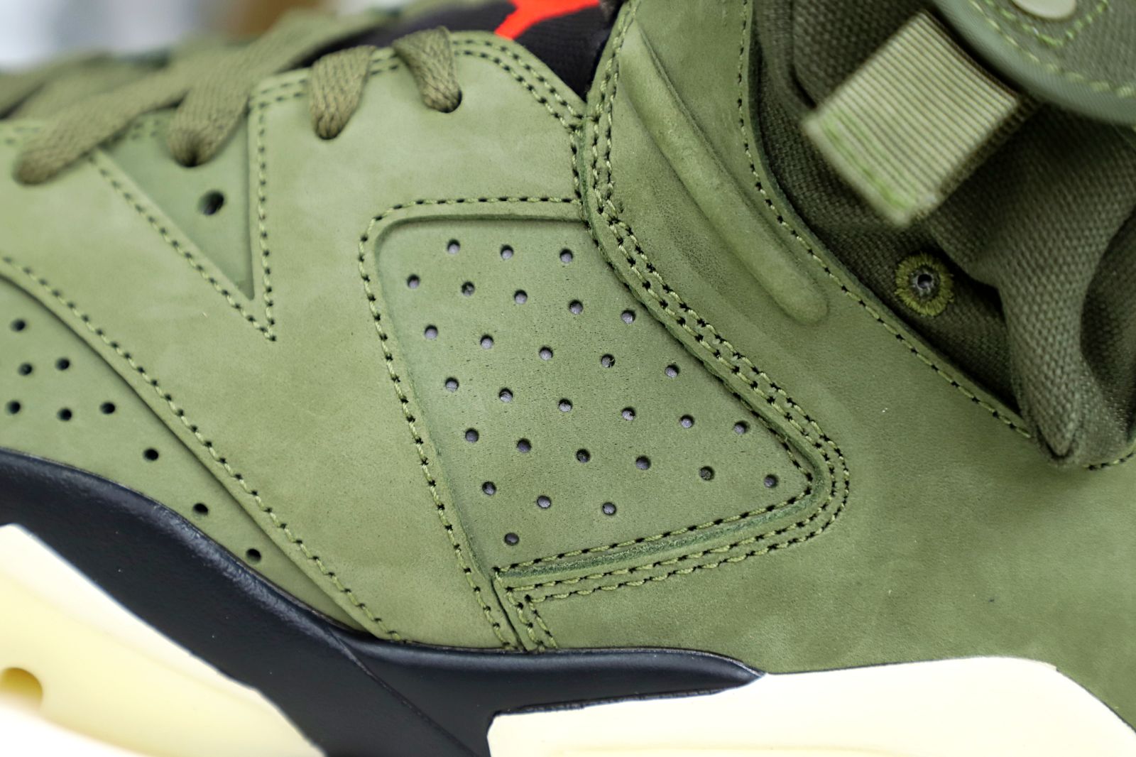 Kimi kick TRAVIS SCOTT X AIR JORDAN 6 RETRO 'OLIVE'