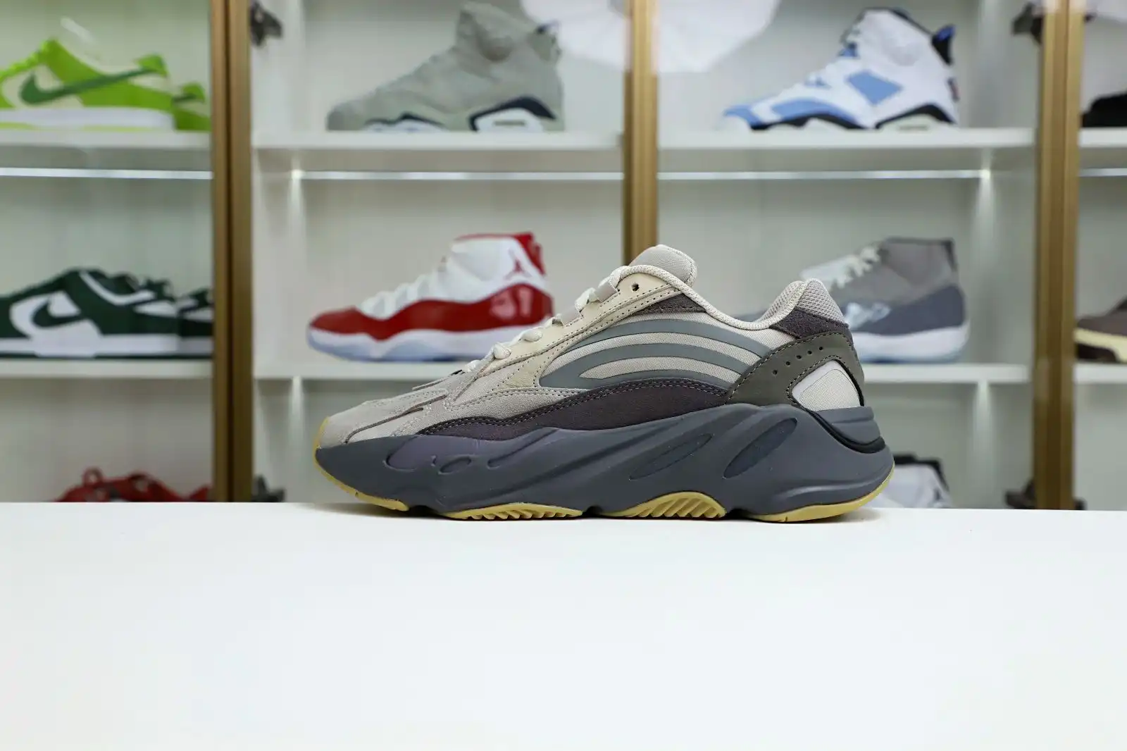 Kimikick Yeezy boost 700 V2 Tephra