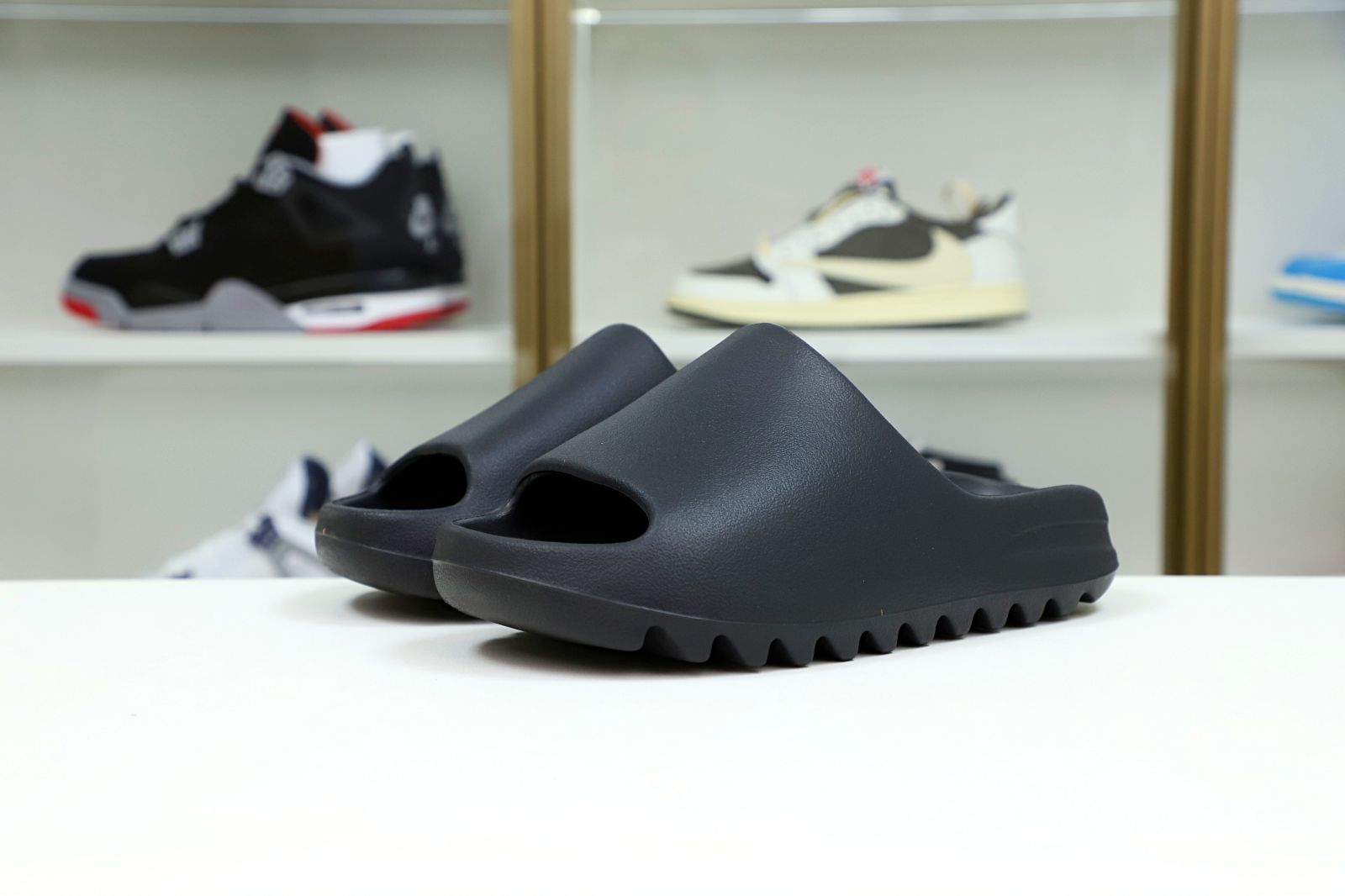 Kimi kick YEEZY SLIDE ONYX