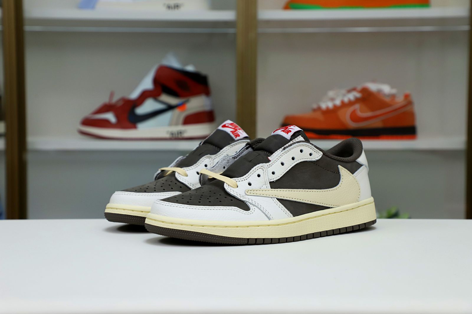 Kimi kick TRAVIS SCOTT X AIR JORDAN 1 LOW OG REVERSE MOCHA