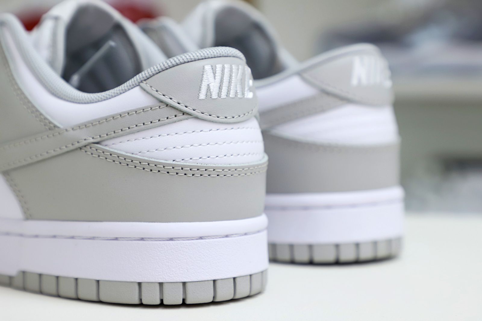 Kimi kick Nike Dunk Low Retro  Grey Fog