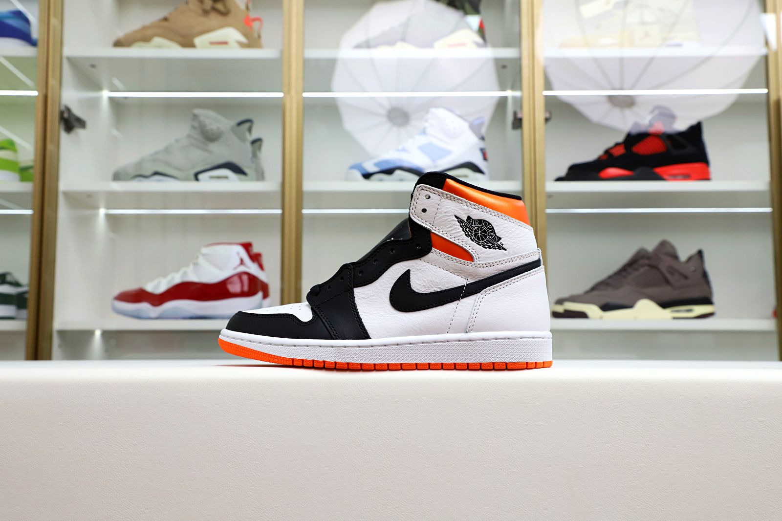 Kimi kick Air Jordan 1 Retro High OG Electro Orange'