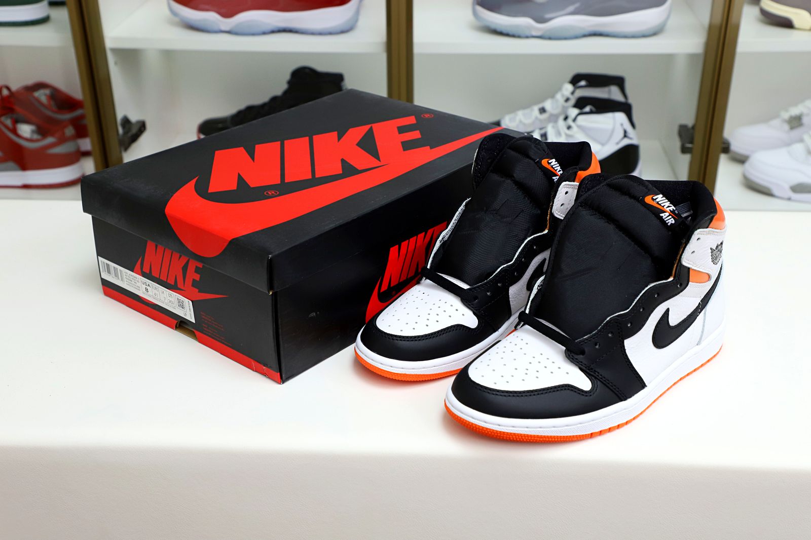 Kimi kick Air Jordan 1 Retro High OG Electro Orange'